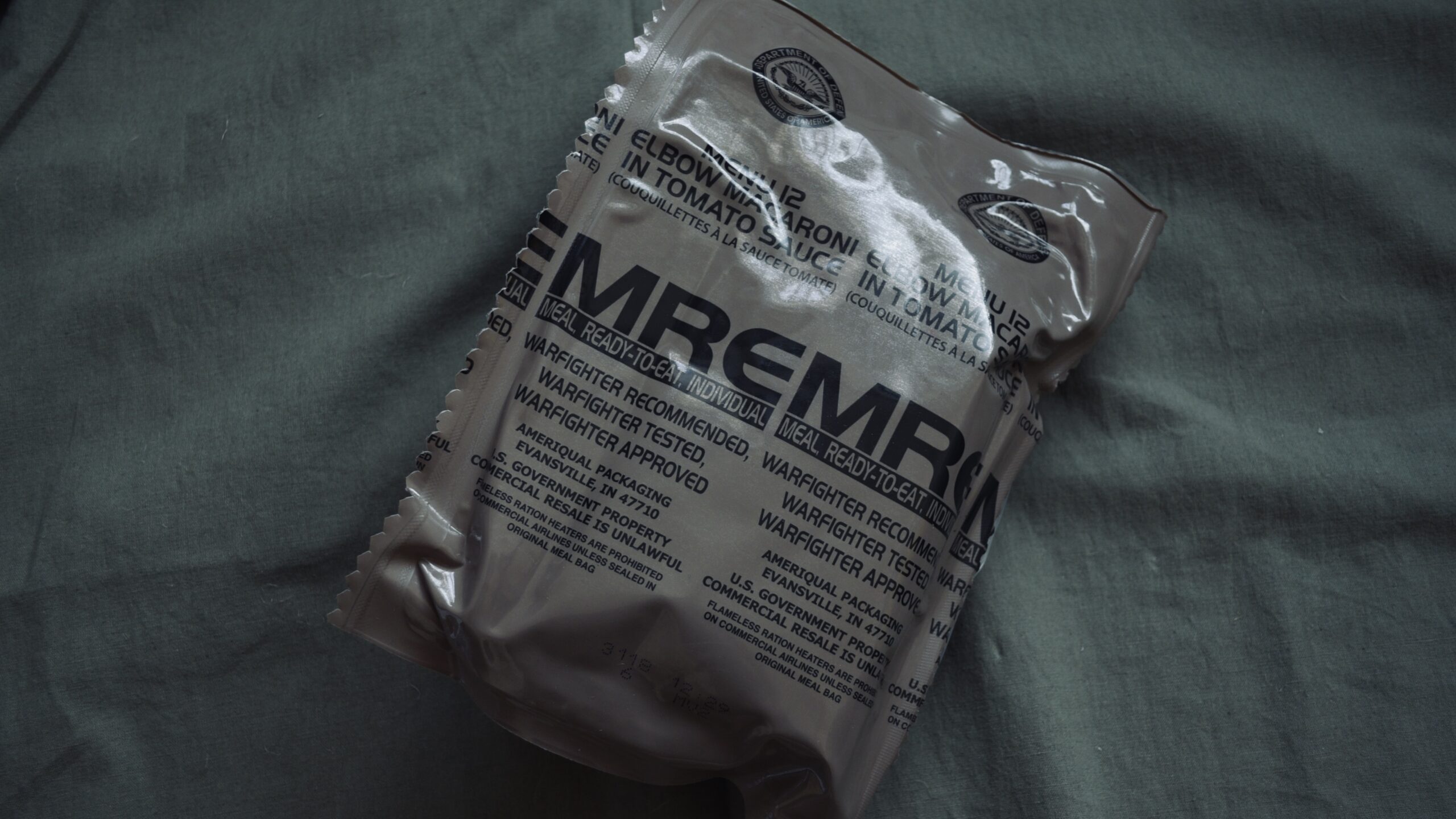 火を使わずに飯を温める――MREのフレームレスレーションヒーター（FRH）を分解する