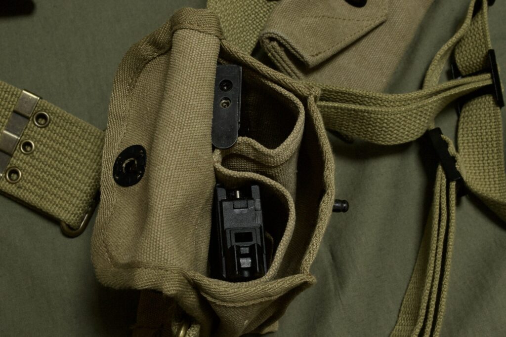 M1A1マガジンを収めたMk2手榴弾ポーチ
